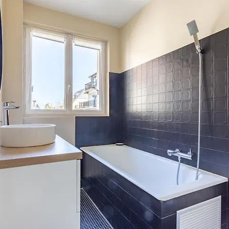 Le Carrousel - Avec Attenant *